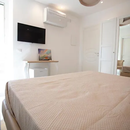 בית הארחה Cavalieri D'oro Luxury House אנזיו